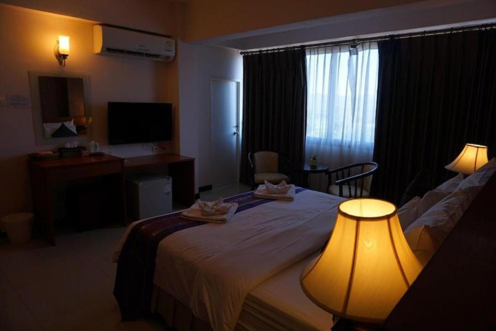 לואי Sirimathani Hotel מראה חיצוני תמונה